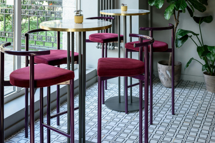 cara membersihkan kursi bar