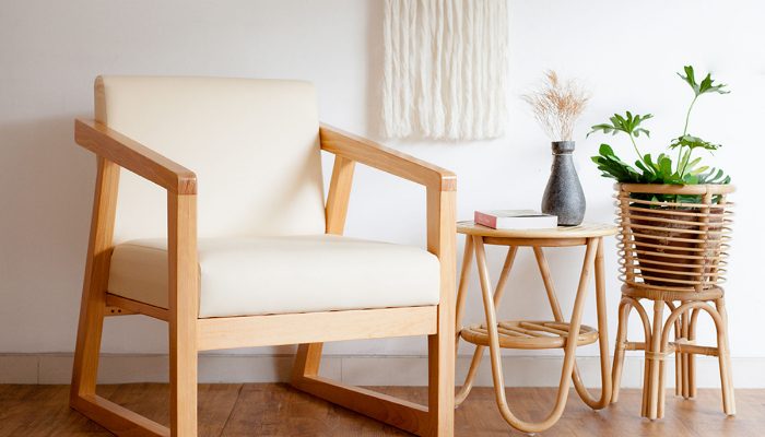 Sewa Armchair di Bekasi Barat, Apa Bedanya dengan Sidechair?