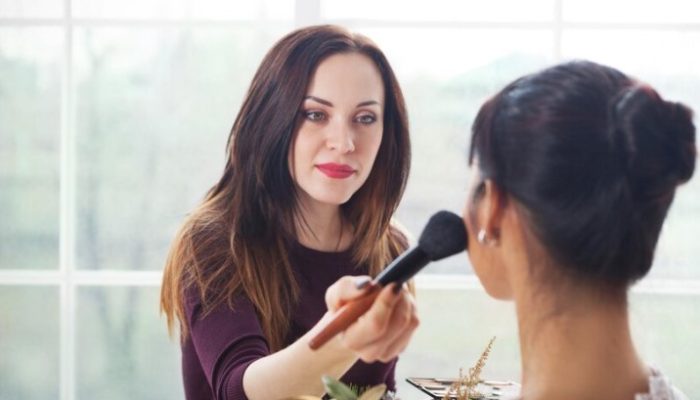 Rias Pengantin Sendiri VS Pakai MUA, Pilih yang Mana?